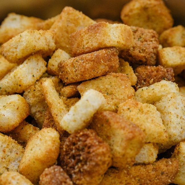 Le pain rassis en croutons